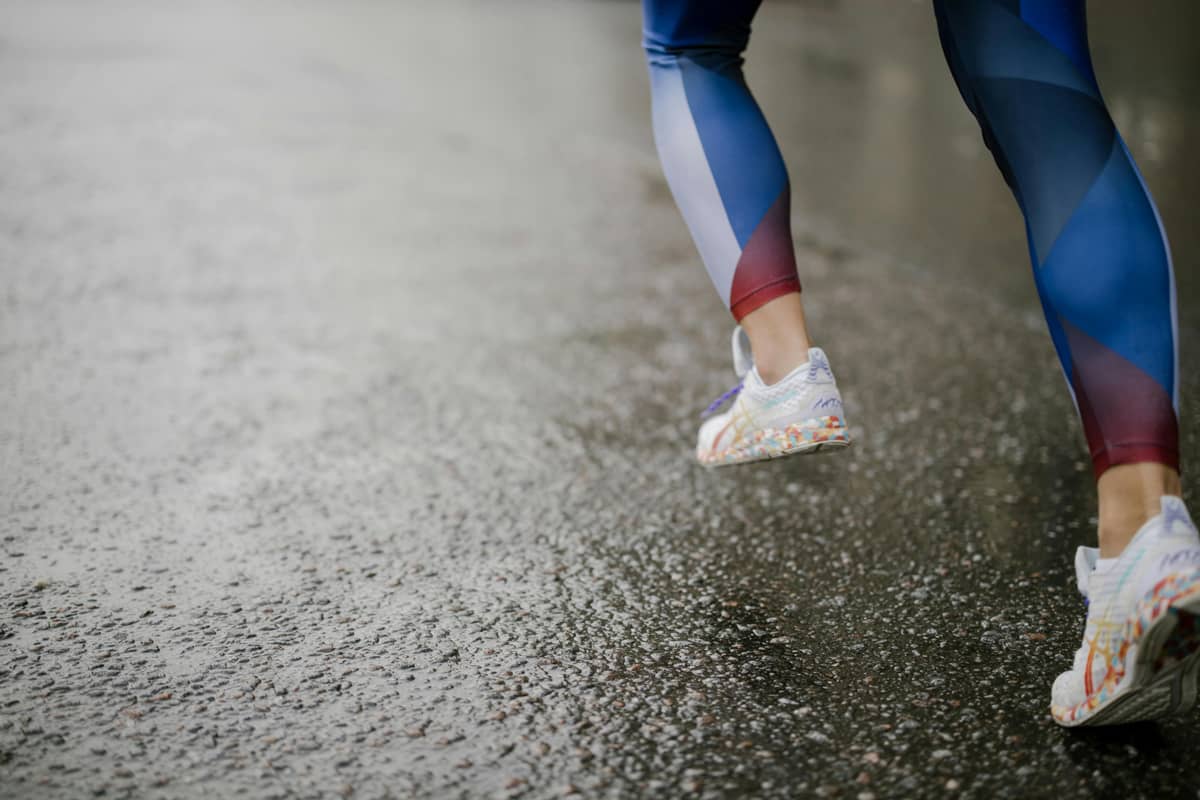 Courir 10km - Illustration : baskets de running sur sol mouillé