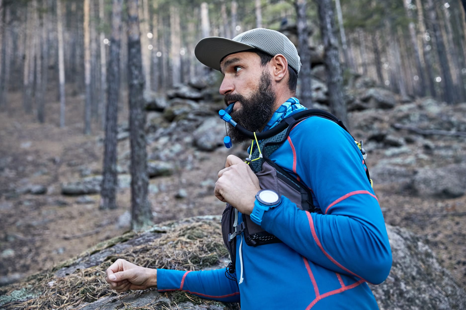 Traileur en train de s'hydrater - Bien s'alimenter pendant un effort de plus de 5 heures (comme un ultra-trail )