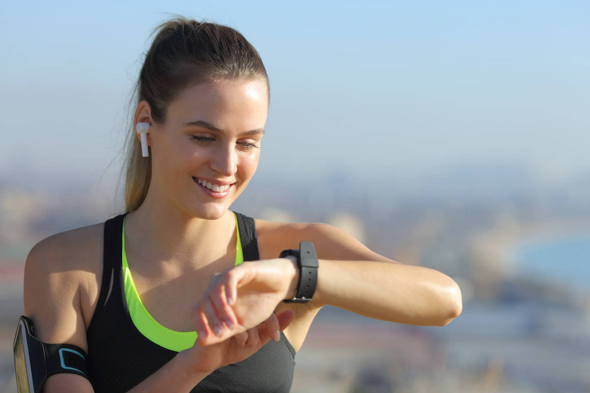 Semi-marathon en 2h : illustration femme consultant sa montre connectée avant d'aller courir - Crédit Pheelings Media / Shutterstock.com