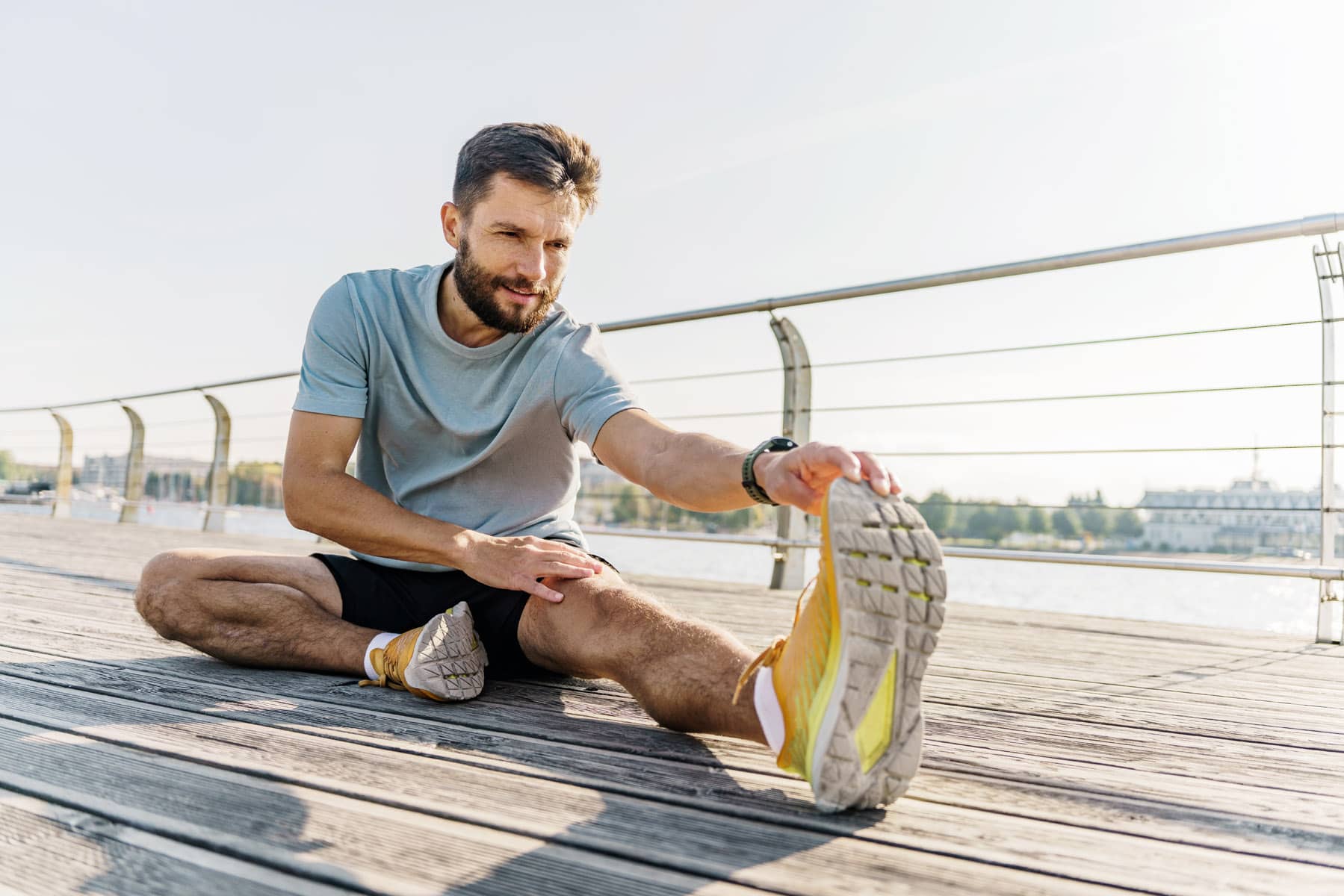 Récupération après semi-marathon : illustration runner faisant des étirements - Crédit Muse Studio / Shutterstock.com